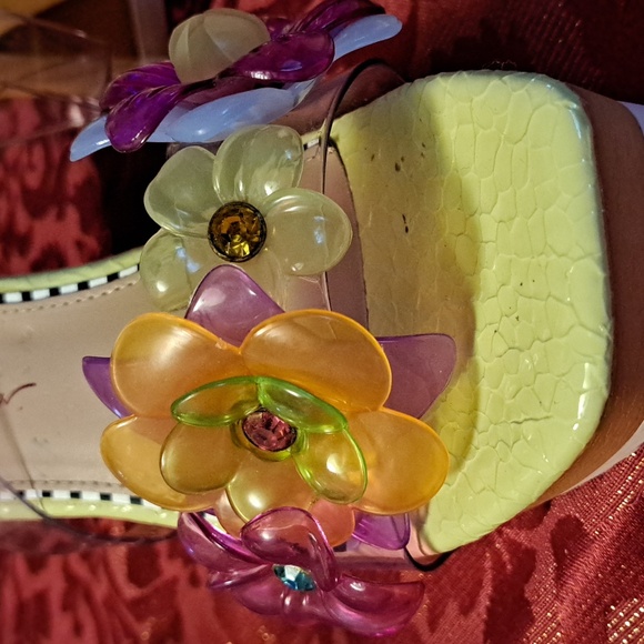 🎁 Betsy Johnson 7.5 flower shoes - Picture 2 of 8